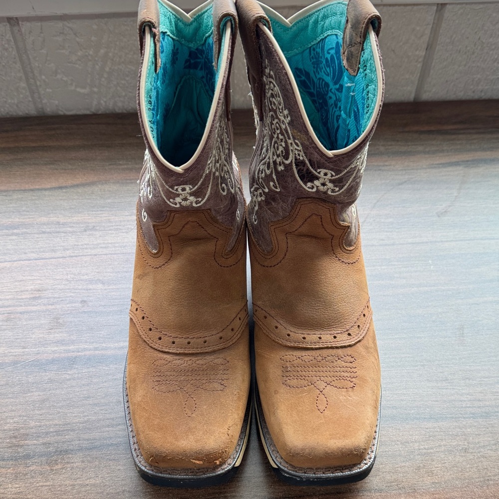 Corral Women’s Embroidered water resistant work boots-composite toe size 8